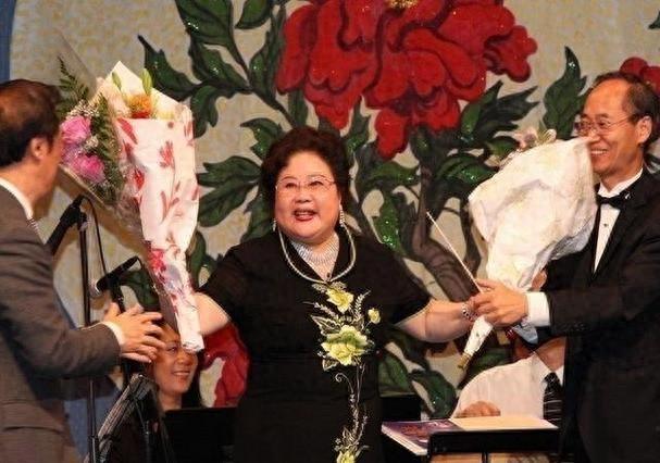 吃里爬外，永不回国？她带领30名演员选择留美，如今年过花甲归来
