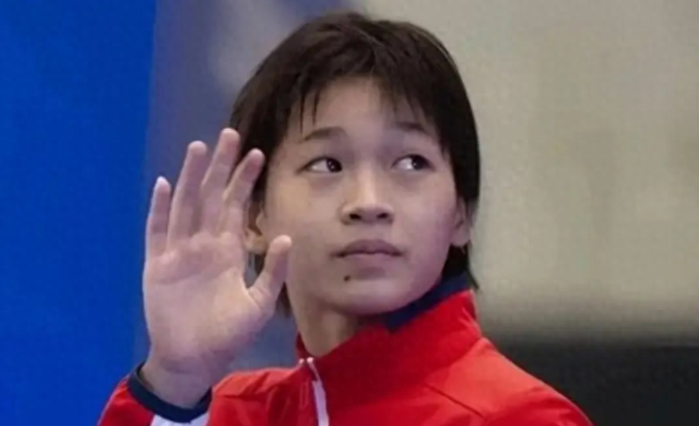 恭喜！全红婵久违现身，再获大奖+C位领奖，1人抱着5瓶矿泉水上台