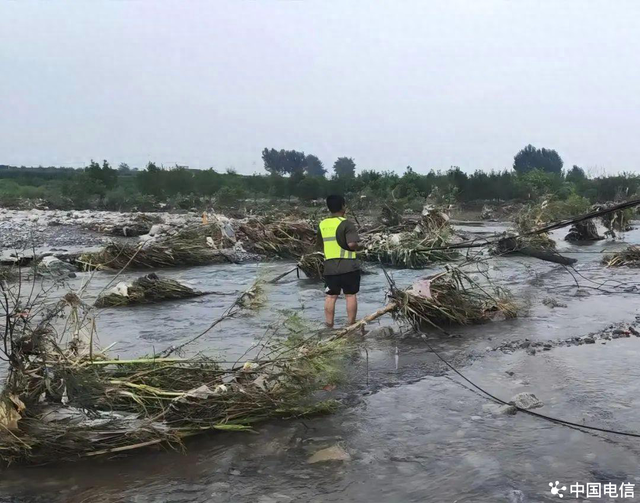 暴雨中的“电信蓝”——中国电信昼夜抢通保定阜平、易县通信“生命线”