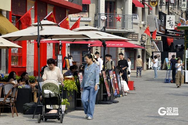 喜迎国庆，青岛历史城区换“红妆”