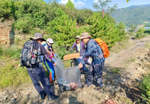 太原50多名驴友徒步 17 公里 沿途拣垃圾践行环保理念
