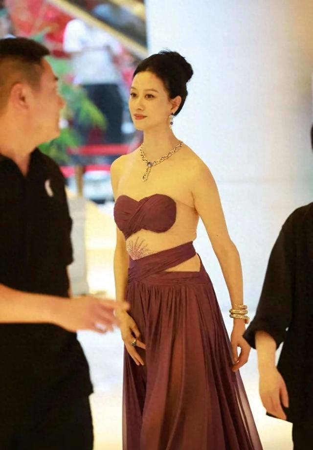 倪虹洁这肚子是长胖了吗？怎么肉嘟嘟的！