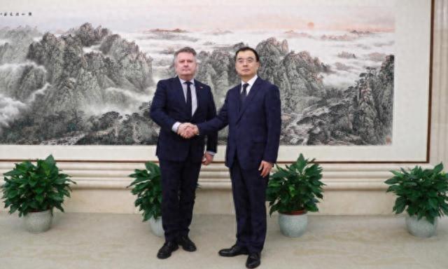 乌官员刚离开北京	，普京通告全球，俄罗斯跟中国关系不是一般的铁