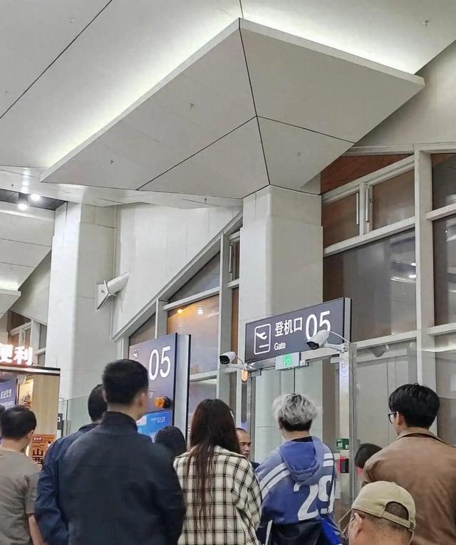 飞机经停时竟被“截和”清空机舱改送其他航班乘客，致100多人滞留机场5小时，东海航空回应