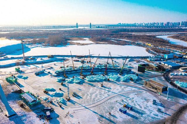 哈尔滨冰雪大世界“梦想大舞台”开始冰建施工