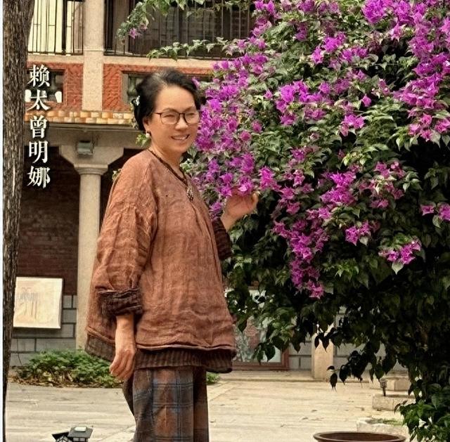 赖昌星妻子曾明娜现状 独居三千平老宅 做饭弄花草活成人生赢家