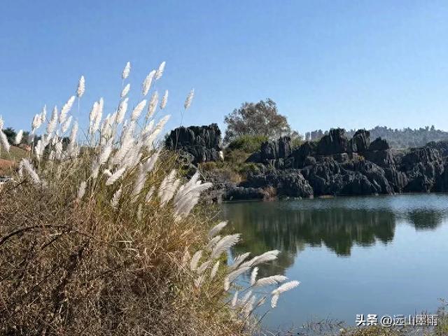 走石林仙女湖、观雷打石石林，徒步穿越绵延石林间，我们惊叹不已