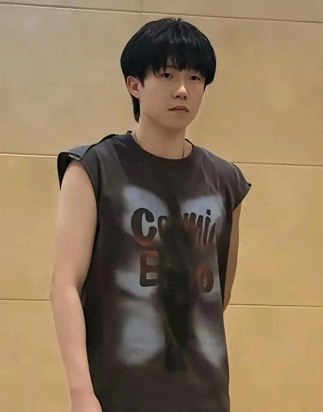 终于懂了，头头为何穿这件衣服，原来是人情世故，真难为他了