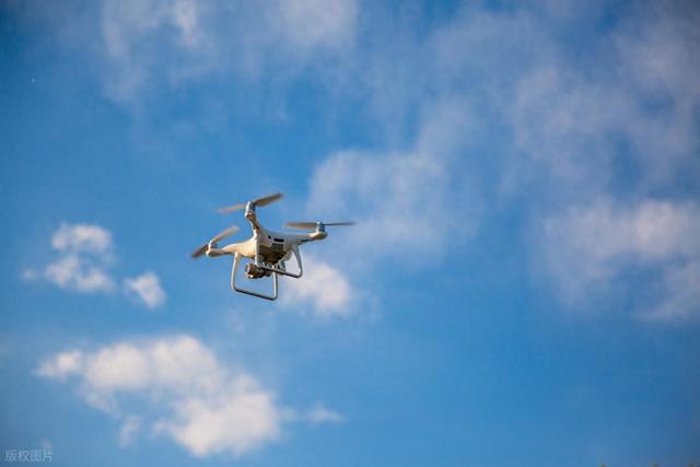 无人机高空“黑飞”，自由岂能“越界”？