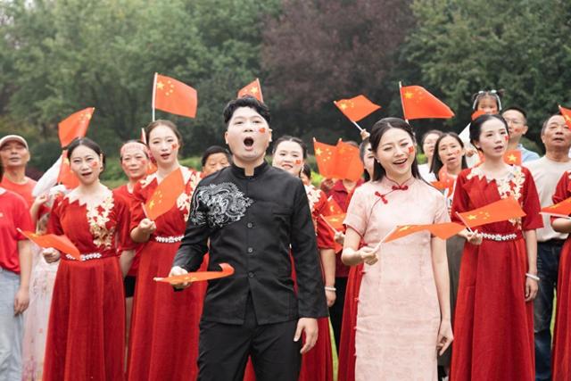 清晨升旗、湖畔红歌、楚韵游园，武汉东湖听涛景区拉满国庆仪式感