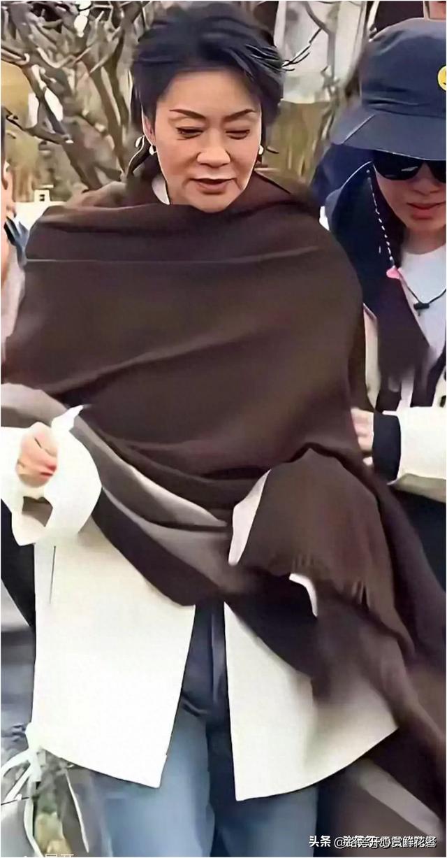 好多年没见的她突然出现在广场，才六十多走路要人扶	，快认不出了
