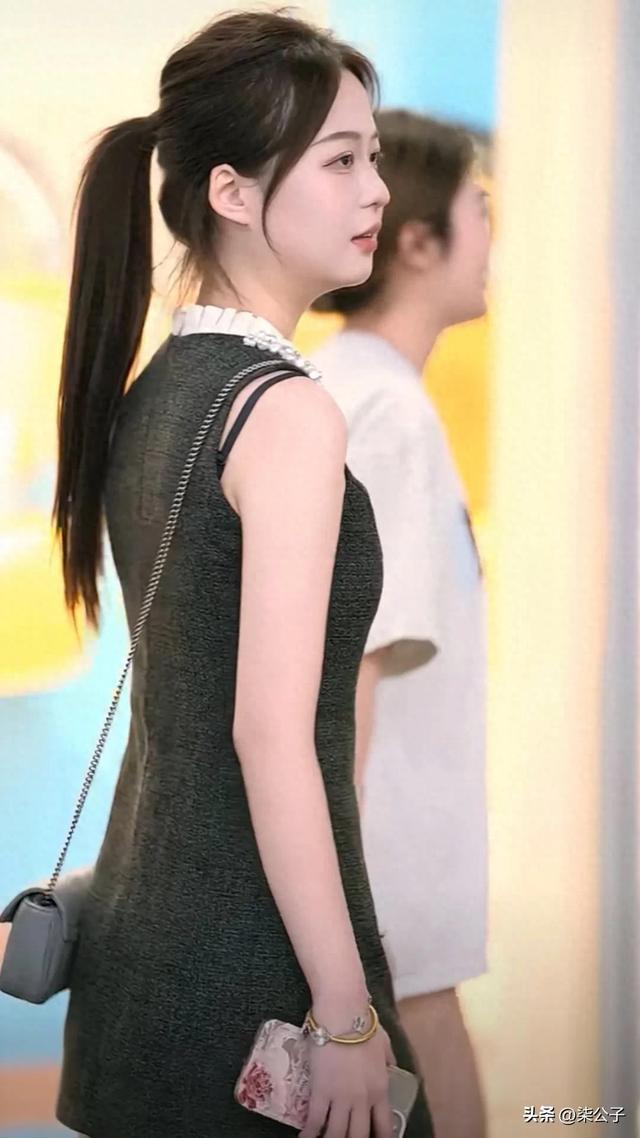 重庆街头美女，路边大爷看的都挪不开脚了