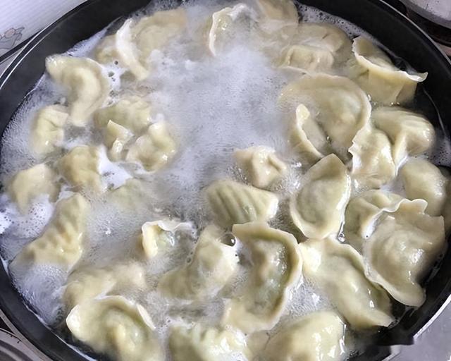 煮饺子时，水开下锅就错了，教你一招，饺子鲜嫩好吃不破皮