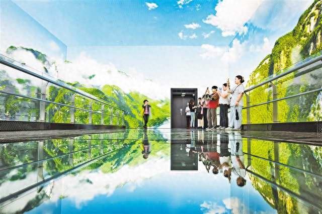 打卡新重庆·我当种草官③｜感受重庆轨道穿楼、索道过江丰富多元场景魅力——打卡“8D魔幻”城市 打开全新消费空间