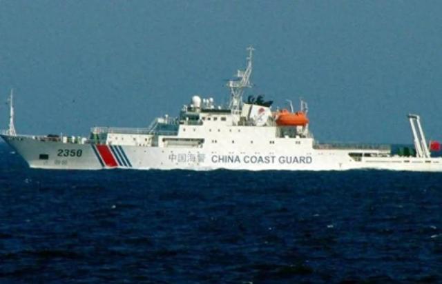 南海迎来不速之客！菲律宾35艘船包围黄岩岛，中国海警火速行动，马科斯反问中方一句话