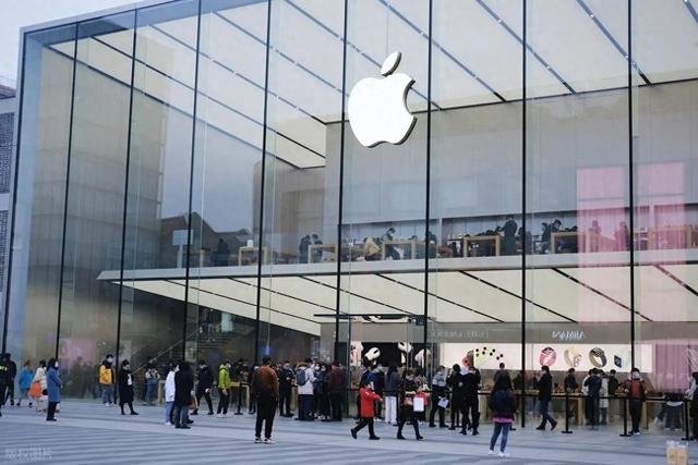 首次关店！暴跌14%，“手机一哥”跌落神坛，靠伪中产支撑销量