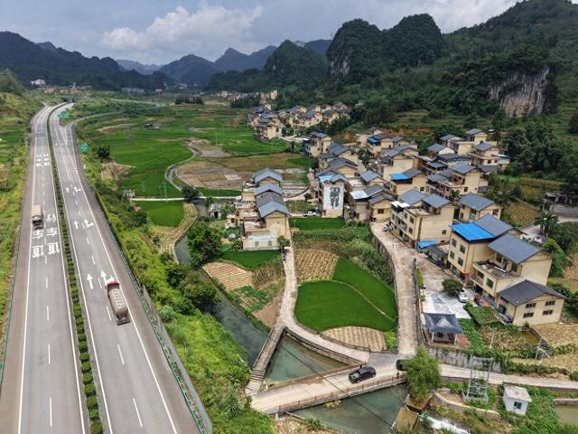 广西百色那坡县：黑衣壮寨搭上旅游“快车”