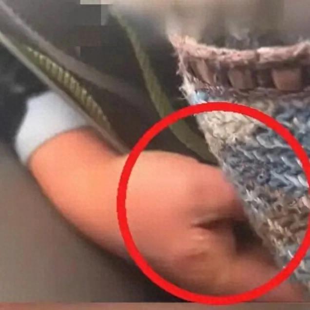 重庆女孩公交车被猥亵无一人帮, 原因找到扎心! 猥亵男处理结果来了