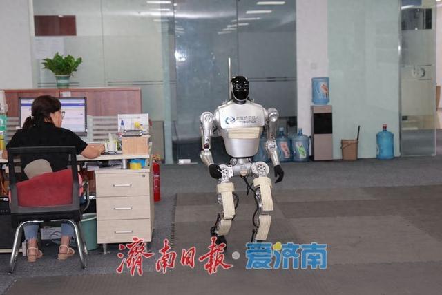 产业链上的山东好品牌丨办公室新“同事”：会散步的机器人来了