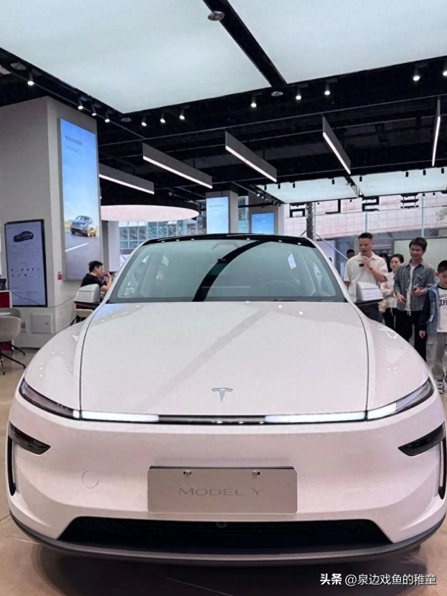 焕新版特斯拉ModelY外观太狠了，"不装了"！这颜值谁顶得住！
