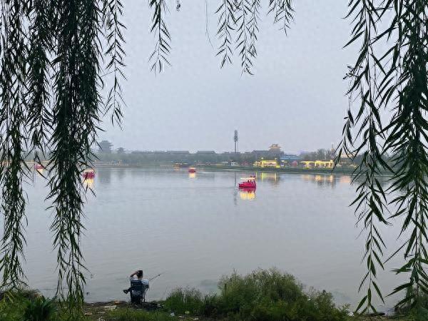 节日家门悠闲游 “红”桥秋水荡轻舟
