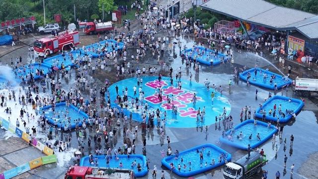 贵州罗甸：泼水活动点燃夏日狂欢 万人共赴清凉之约