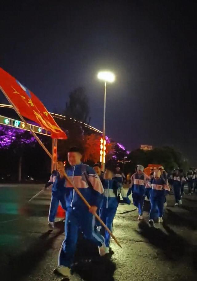 冒雨出发！宁夏盐池6000多名师生沿长城徒步40公里