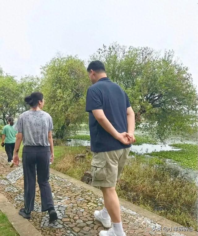 不止身高！姚明女儿连走路姿势都完美继承，苏州老家同框太吸睛
