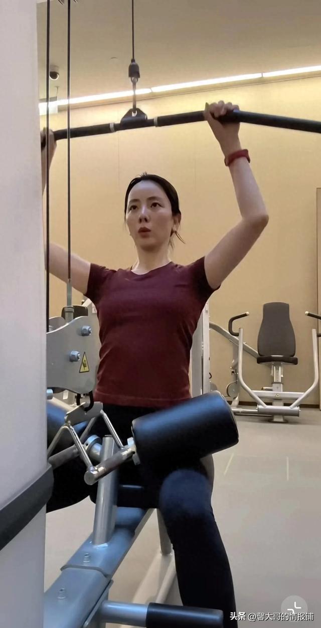 李思思晒健身日常，大汗淋漓，俩儿子在泳池游泳，疑似豪宅曝光