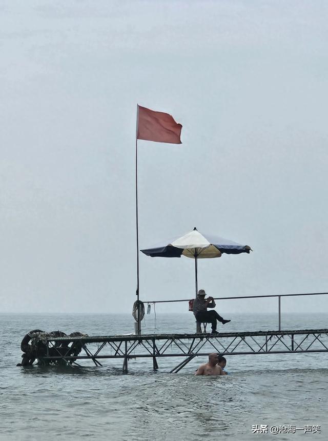 海边的游艇，海边的红旗，海边的游人，畅快淋漓，尽兴而归！