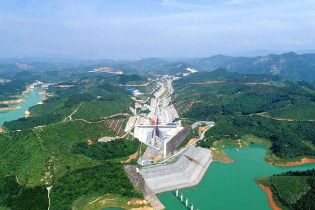 百色水利枢纽通航设施工程省水船闸主体结构封顶