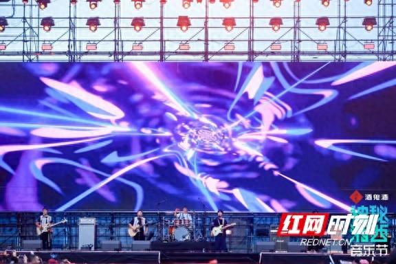 好评中国丨“双节”文旅热潮涌动，照见中国经济澎湃活力