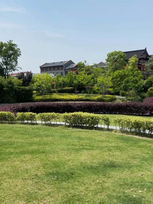 上海最“神奇”的公园,一边是寺庙、一边是教堂!