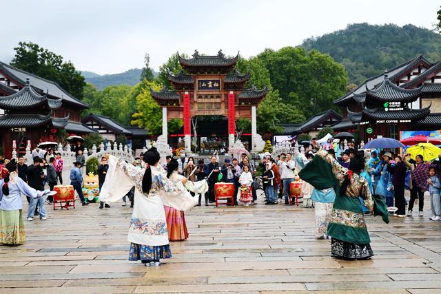 南京栖霞山11月中下旬将迎来枫叶最佳观赏期