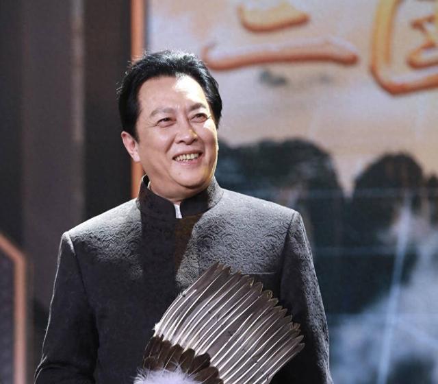 再有钱有什么用！身价10多亿的唐国强，70岁为儿女操碎了心