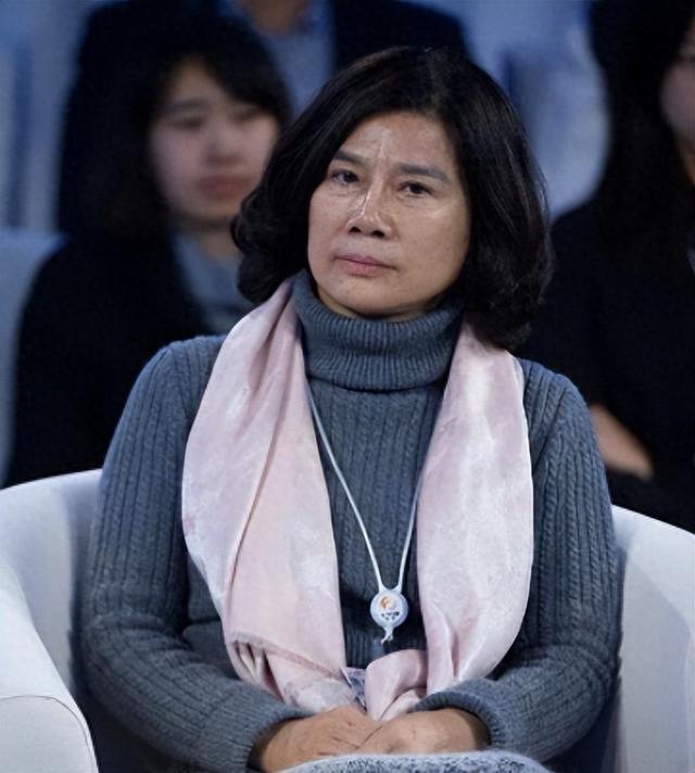 被停职审查、转移资产	、搞办公室恋情	，董明珠身上标签哪个是真的