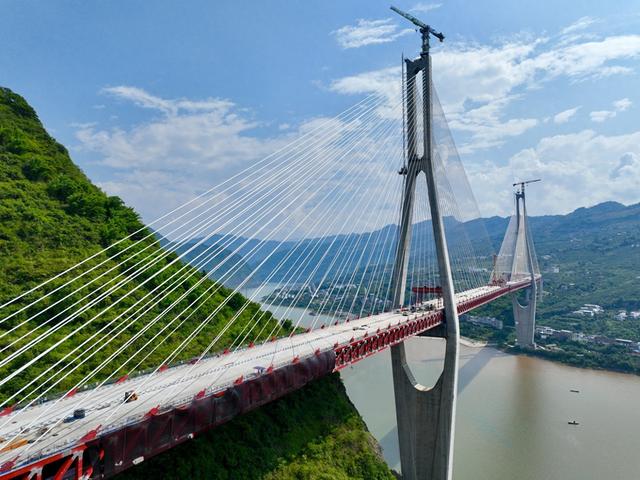 钢材用量相当于三座埃菲尔铁塔 这座山区里的大桥主体如何实现毫米级拼接？