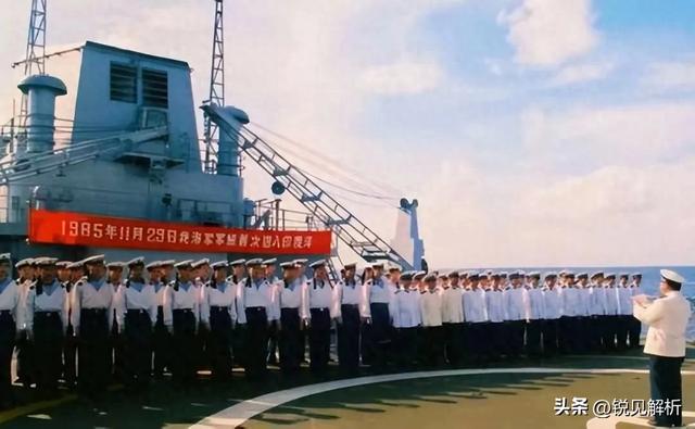 中国军舰首访归途遭12级风暴：9道裂缝3米裂口，官兵死里逃生！