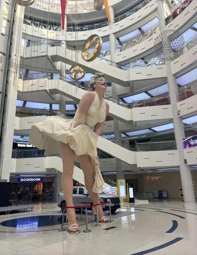 消失	”的梦露：四层楼高的“女神”连夜跑路，这是要闹哪样？