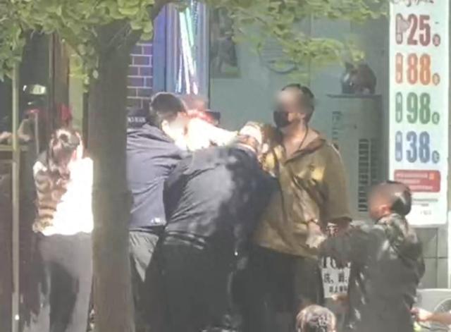 店主阻拦城管撕门口广告起冲突，手指遭对方咬破，路人劝他“别冲动，想想你儿子”，兰州城管局回应