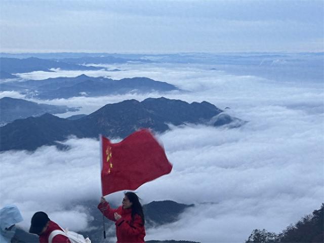 秋雨润泰山 云海漫山峦