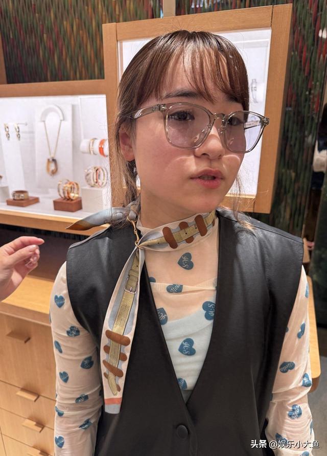伊藤美诚新穿搭美照，爱心蕾丝衣搭配黑色马甲，系上丝巾好漂亮