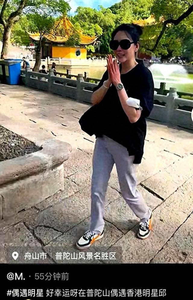 57岁邱淑贞游普陀山被偶遇，身材娇小苗条，打扮低调女神气质依然