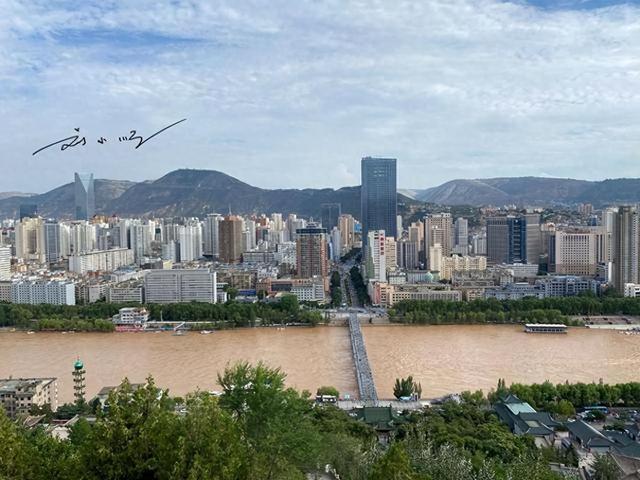 外地游客纳闷：“兰州火车站”的站牌上，怎么会有个“错别字”？