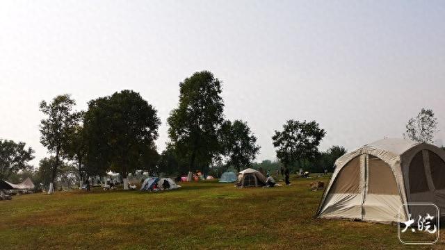 “晚了就没好位子了！” 合肥晴好周末上演露营“抢位战”