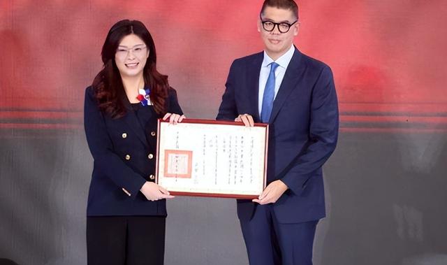 郑丽文不装了？国台办回应武统后，郑丽文宣称：绝不放弃武力保台