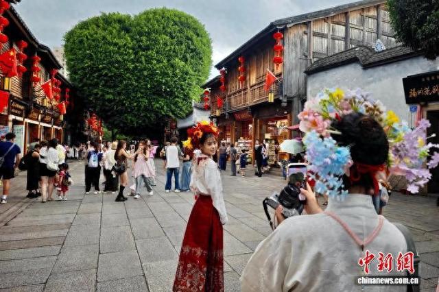 国庆临近 福州古街区游客渐多