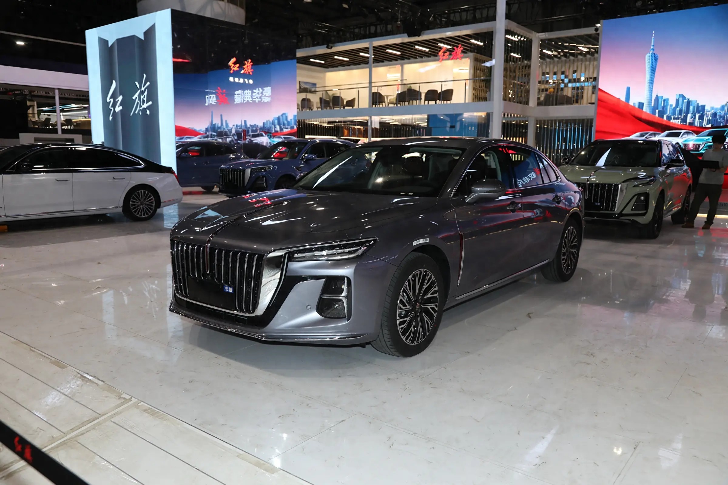 红旗豪华B级车跌破10万,长近5米,油耗6.2L,一个月卖出13857台(图1) 红旗豪华B级车跌破10万,长近5米,油耗6.2L,一个月卖出13857台(图1)