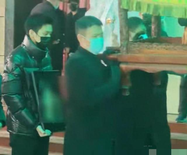 许亚军缺席何晴葬礼	，却陪小儿子国外度假，一身白衣眉头微蹙！