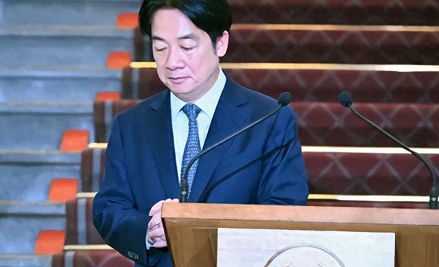 解放军已进台海，赖清德准备逃跑？上万亿资产提前转移美国